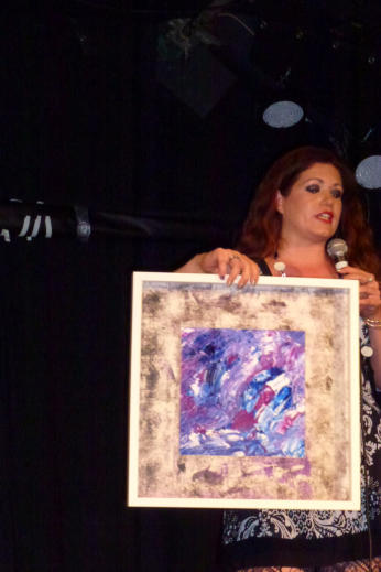 tolle Künstlerin präsentiert Gemälde