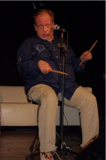 Künstler verzieht Gesicht