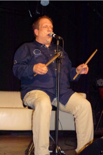 Drumsticks werden durch die Luft gewirbelt