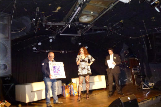 tolle Künstlerin präsentiert Gemälde