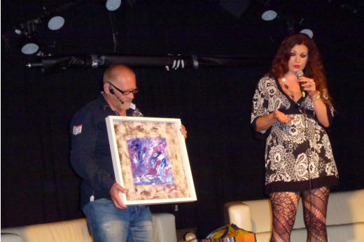 tolle Künstlerin präsentiert Gemälde