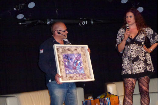 tolle Künstlerin präsentiert Gemälde